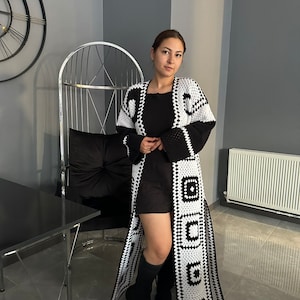 黒と白のロングクロシェコート、グランマスクエアオープンフロントスリットカーディガン、冬服、女性へのギフト