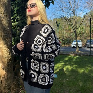 黒と白のかぎ針編みカーディガン、ダークトーンのおばあちゃんのスクエアオープンフロントジャケット、冬服、女性へのギフト。