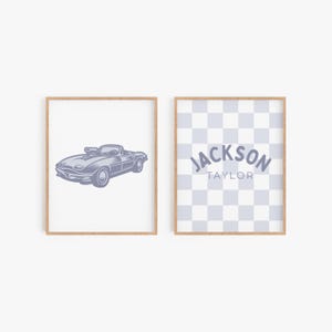 Puede incluir: Dos impresiones enmarcadas. La impresión izquierda presenta una ilustración de coche vintage azul sobre un fondo blanco. La impresión derecha tiene un patrón de cuadros azules y blancos con los nombres "JACKSON TAYLOR" en texto azul.