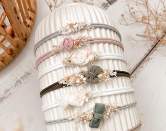 Zeer delicate haarbandjes voor onvergetelijke newborn shoots | gedroogde bloemen |  lus | neutraal | lichtroze | room | saliegroen |