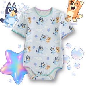 Könnte beinhalten: Hellblaues kurzärmeliges Baby-Body mit einem sich wiederholenden Muster aus Zeichentrickhunden, Wolken, Sternen und Blasen. Der Body hat hellblaue, rosa und grüne Verzierungen. Die Zeichentrickhunde sind blau und orange.