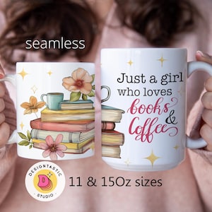 Puede incluir: Taza de cerámica blanca con un diseño de una pila de libros, flores y una taza de café. El texto en la taza dice "Just a girl who loves books & coffee".