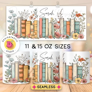 Op de afbeelding: Een witte keramische mok met een roze handvat heeft een kleurrijke illustratie van een stapel boeken met bloemmotieven. De tekst "Sarah" staat in een cursief schrift op de mok. De mok is verkrijgbaar in de maten 11 en 15 ounce.