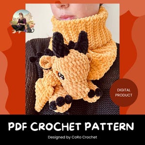Puede incluir: Bufanda de dragón de ganchillo en tonos amarillos y negros. La bufanda está envuelta alrededor del cuello de una persona, con la cabeza y las patas del dragón visibles. El texto "PDF CROCHET PATTERN" se muestra en la parte inferior de la imagen.