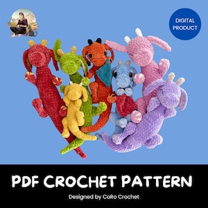 Op de afbeelding: Een verzameling kleurrijke, handgemaakte gehaakte draken in verschillende kleuren, waaronder rood, groen, oranje, blauw, roze, geel en paars. De afbeelding bevat de tekst "PDF CROCHET PATTERN" en "DIGITAL PRODUCT".