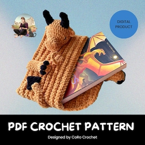 Peut inclure: Une couverture de livre en crochet marron clair en forme de dragon, avec des cornes et des griffes noires, tenant un livre avec une illustration de dragon. Le texte "PDF CROCHET PATTERN" est affiché en bas, avec "Designed by CoRo Crochet" en dessous. Un cercle bleu dit "DIGITAL PRODUCT".