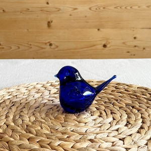 Vintage 1970s Swedish Cobalt Blue Glass Bird Figurine – Scandinavian Art Glass Animal – Mid Century Modern Decor