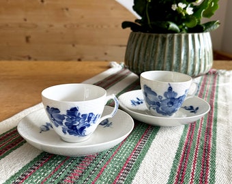 Vintage jaren 1960 delicaat porselein handgeschilderde blauwe bloemencollectie twee kopjes en twee schotels 8040 gemaakt door Royal Copenhagen Denemarken