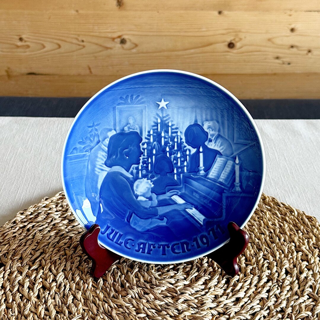 Vintage 1971 Bing and Grøndahl Christmas Plate: Danish Blue White