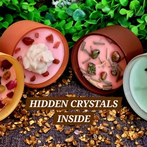Peut inclure: Quatre petites bougies rondes avec de la cire de différentes couleurs et des cristaux incrustés. Les bougies sont étiquetées "CRISTAUX CACHÉS À L'INTÉRIEUR".