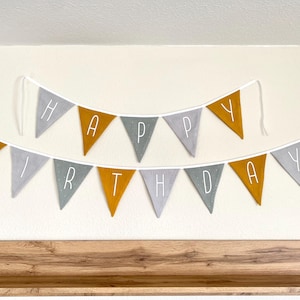 Wimpelkette mit Happy Birthday-Schriftzug aus Musselin | Hellgrau, Senfgelb, Eukalyptus mit Goldfolie | Kinderzimmerdeko | Stoffgirlande