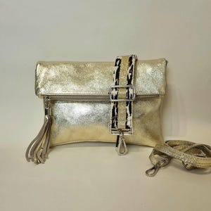 Bolso de mano de piel auténtica metalizada dorada: bolso de noche plegable con correa