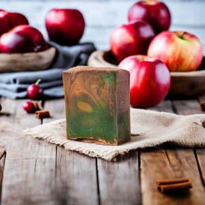 Jabón de manzana y bourbon. Jabón de manzana y canela, una delicia para el baño con infusión de bourbon.