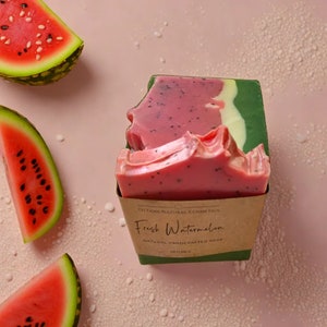 Może przedstawiać: Ręcznie robione mydło w kształcie kostki z zielonym, białym i różowym wzorem. Mydło jest oznaczone jako "Fresh Watermelon" i "Natural Handcrafted Soap".