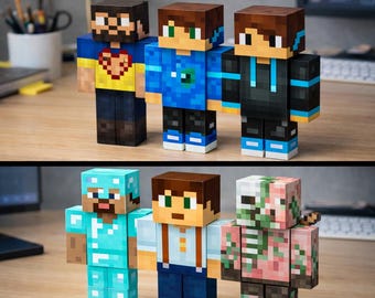 Könnte beinhalten: Eine Sammlung pixeliger Charakterfiguren, jede mit einem einzigartigen Design. Die Figuren weisen verschiedene Outfits und Accessoires auf, darunter Kapuzenpullover und Rüstungen. Die Farbpalette umfasst Blau-, Braun- und Grüntöne.