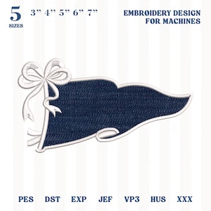 Pode incluir: Um design de bordado de flâmula azul-marinho com uma borda branca e um laço branco decorativo no lado esquerdo. O texto 5 SIZES 3" 4" 5" 6" 7" EMBROIDERY DESIGN FOR MACHINES e os formatos PES DST EXP JEF VP3 HUS XXX são visíveis.