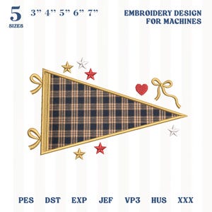 Può includere: Un disegno da ricamo per macchine con un gagliardetto triangolare a quadri blu navy e beige, bordo dorato e due fiocchi dorati. Il design include piccoli cuori rossi, stelle dorate e bianche. Testo: 5 SIZES 3" 4" 5" 6" 7".