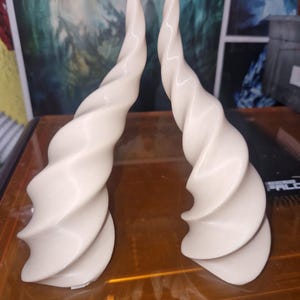 Elegantes cuernos de cosplay: perfectos para disfraces de fantasía y anime.