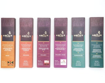 Puede incluir: Seis barras de chocolate con diferentes sabores de vino y alcohol. Las barras están etiquetadas con los sabores: Cerveza, Naranja, Malbec, Malbec Rose, Torrontés y Cabernet Sauvignon.