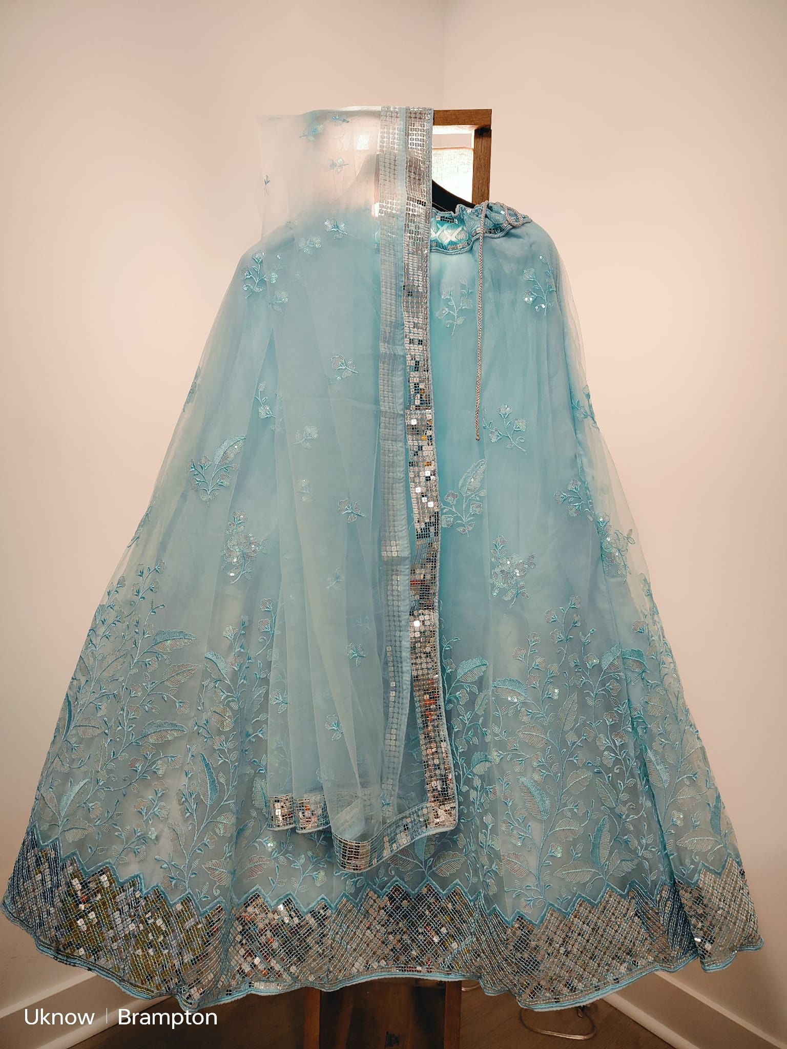 Descargar Aishwaryarai, La Actriz De Bollywood Y Ex Miss Mundo, Posando En  Un Elegante Saree Rosa | Wallpapers.com, image size:1536x2048