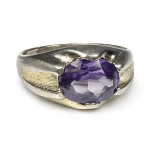 Anillo vintage de plata de ley con topacio púrpura estilo gitano de 8,5 pulgadas, con firma, 4,48 g.