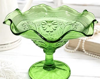 Antike Northwood Mohngrüne Glas-Kompottschale mit Fuß, gerüschter Form, florales Muster, 1908, EAPG