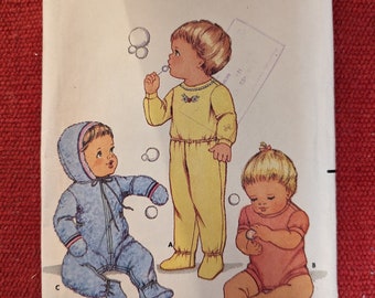 Butterick Schnittmuster no. 3950: Baby Oberteil, Pumphose, Strampler und Bluse