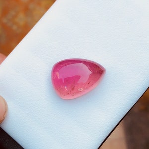 36,8-karatowy, duży kaboszon z różowego turmalinu, luzem pochodzący z Afganistanu.