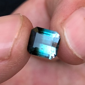 Piedra facetada de turmalina bicolor azul natural de 1,85 quilates originaria de Afganistán.