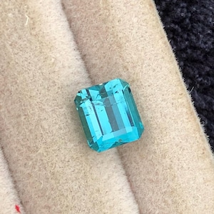Piedra de turmalina facetada azul natural de 2,45 quilates originaria de Afganistán.