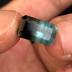 Piedra facetada de turmalina bicolor azul natural de 4,2 quilates originaria de Afganistán.