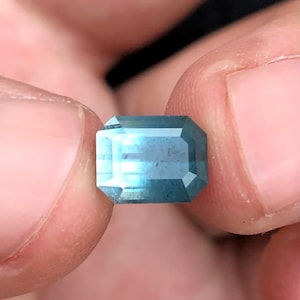 Piedra facetada de turmalina bicolor azul natural de 2,6 quilates originaria de Afganistán.