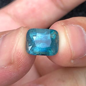 Turmalina facetada azul natural de 4,9 quilates originaria de Afganistán.
