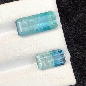 Piedras facetadas de turmalina bicolor azul natural de 5,9 quilates originarias de Afganistán.