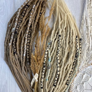 Boho dreads set in sandy beige and warm brown – Textured synthetic dreadlocks with charms – DE handmade hair extensions – Festival boho look