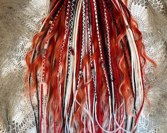 Rastas rojas, negras y blancas con rizos degradados, rastas sintéticas DE, peinado para festivales.