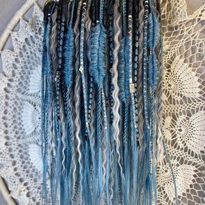 Conjunto de rastas ombré azules con rizos grises, conjunto de rastas DE, rastas sintéticas de crochet, rastas de doble punta, 23 pulgadas