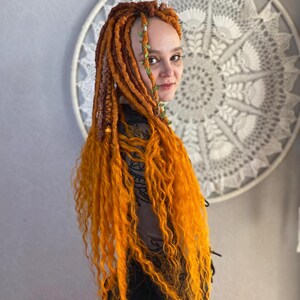 Juego de extensiones de rastas de jengibre con rizos, rastas sintéticas, extensión de rastas tejidas a crochet con extremos sueltos largos, con accesorios boho