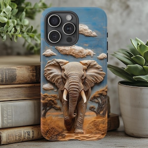 Puede incluir: Una funda para teléfono con un diseño de elefante tallado en madera. El elefante es marrón y tiene un fondo de cielo azul. La funda es para un iPhone con un recorte para el objetivo de la cámara.