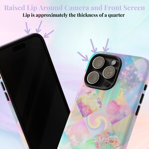Op de afbeelding: Een kleurrijke telefoonhoes met een verhoogde rand rond de camera en het scherm. De hoes heeft een patchwork-ontwerp met een verscheidenheid aan pastelkleuren en patronen, waaronder swirls, bloemen en regenbogen. De tekst "Raised Lip Around Camera and Front Screen" en "Lip is approximately the thickness of a quarter" is zichtbaar bovenaan de afbeelding.