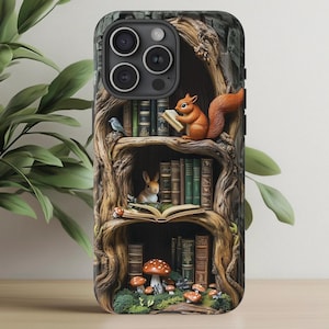 Op de afbeelding: Een telefoonhoesje met een fantasierijk ontwerp met een boomstam met een ingebouwde boekenkast. Een eekhoorn, een vogel en een konijn lezen boeken in de planken. Het telefoonhoesje is zwart en heeft een uitsparing voor de camera.