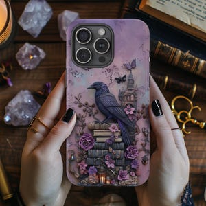 Gothic Raven Bookstack-telefonskal | Lila blommigt kråkskal