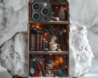 Puede incluir: Funda de teléfono con un diseño invernal acogedor. Muestra una estantería de madera llena de libros, una taza humeante y decoraciones festivas como piñas, bayas y luces parpadeantes. La funda tiene un borde de vetas de madera oscura.