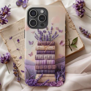 Op de afbeelding: Een telefoonhoesje met een ontwerp van een stapel boeken, lavendel en vlinders. De hoes heeft een pastelkleurige achtergrond met een bloemenontwerp. De boeken zijn in verschillende tinten paars en beige, met lavendel en vlinders.