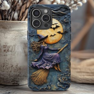 Puede incluir: Funda de teléfono con una bruja volando en una escoba frente a una luna llena y murciélagos. La bruja lleva un vestido y sombrero morados. El fondo es azul oscuro con nubes esculpidas.