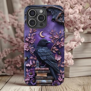 Dark Academia Raven Bookstack mobilskal | Lila månbelyst kråkdesign
