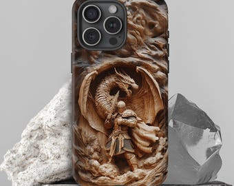 Puede incluir: Una funda para teléfono con un diseño de madera tallada que representa a un caballero luchando contra un dragón. La funda está hecha de un material duradero y tiene un acabado protector.