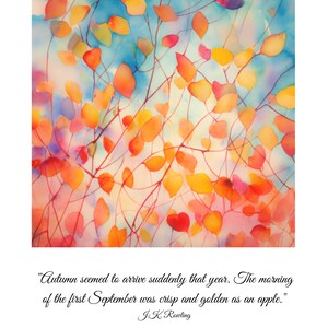 Op de afbeelding: Waterverf schilderij van een boom met oranje, gele en rode bladeren tegen een blauwe lucht. De quote "De herfst leek dat jaar plotseling te komen. De ochtend van de eerste september was fris en goudkleurig als een appel." van J.K. Rowling staat onder de afbeelding.