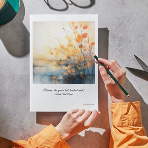 Op de afbeelding: Een aquarel van een boom met gele en oranje bladeren. De schildering is op een witte achtergrond met een citaat van William Cullen Bryant: "Herfst... de laatste, liefste glimlach van het jaar."