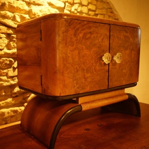 Italiaanse droge bar uit het midden van de eeuw uit de jaren 1920 in wortelnotenhout van ontwerper Paolo Buffa.